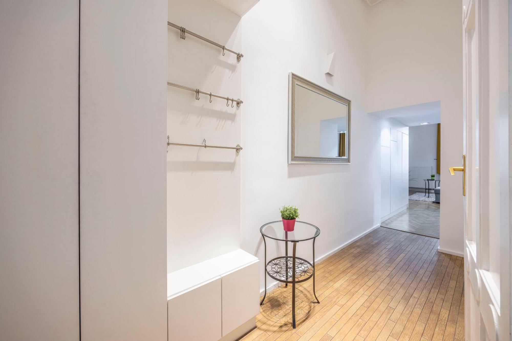 Charming & Elegant Grand Next To The Fashion St' Appartement Boedapest
