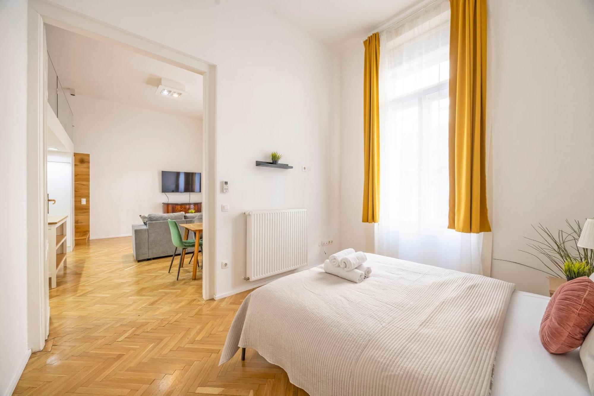 Charming & Elegant Grand Next To The Fashion St' Appartement