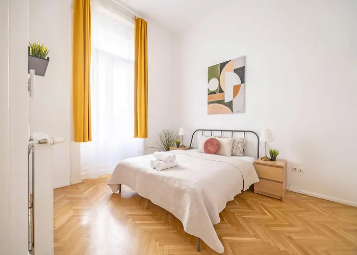 Charming & Elegant Grand Suite Next To The Fashion St\'