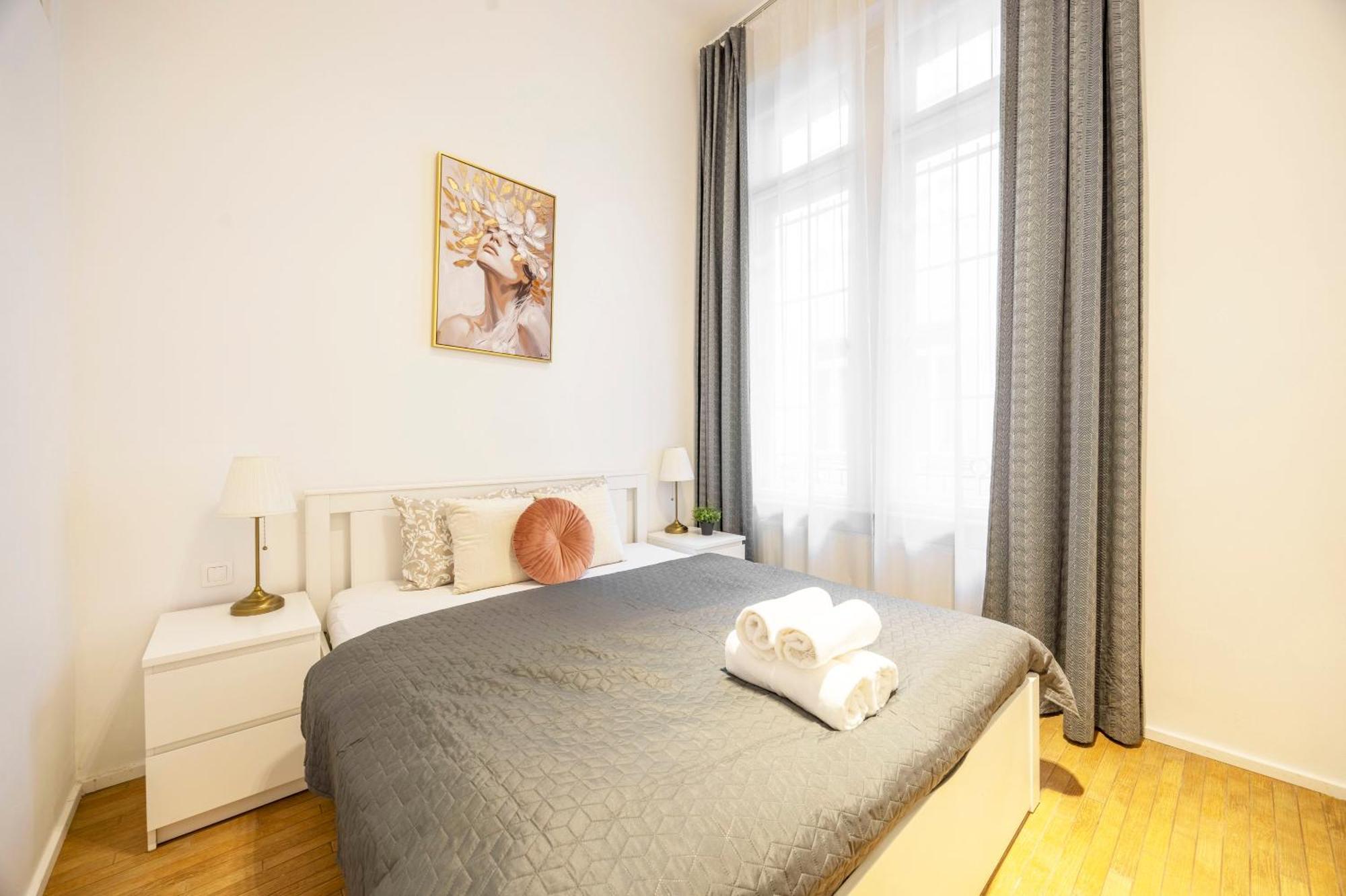 Charming & Elegant Grand Next To The Fashion St' Апартаменти